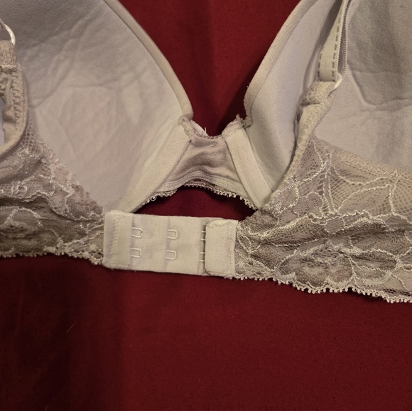 Pretty white lace bra. Padded and underwires. Good shape. 32C - Picture 4 of 5